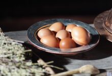 Huevos frescos en una tabla de cocina