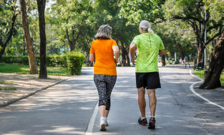 Persona caminando a paso rápido en un parque urbano