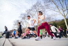Personas jugando tenis en una pista al aire libre