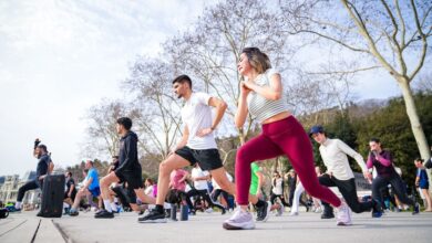 Personas jugando tenis en una pista al aire libre