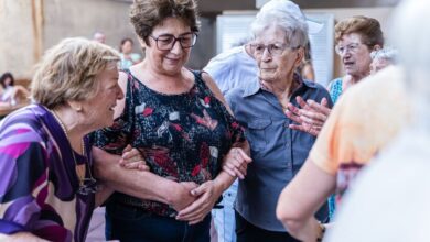 Fotografía de personas mayores en Galicia, representando la alta concentración de centenarios en la región.