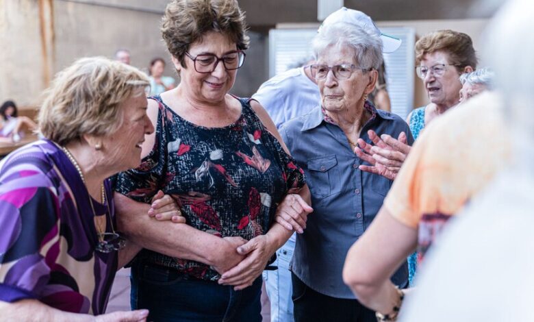 Fotografía de personas mayores en Galicia, representando la alta concentración de centenarios en la región.