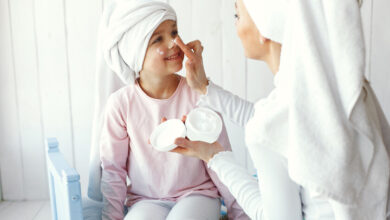 Niña aplicando productos de skincare, ilustración del vínculo entre cosméticos y pubertad