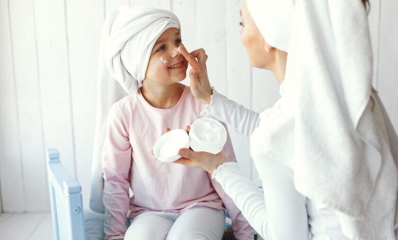 Niña aplicando productos de skincare, ilustración del vínculo entre cosméticos y pubertad