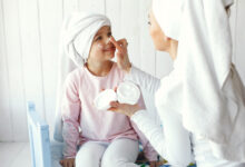 Niña aplicándose crema facial en rutina de skincare