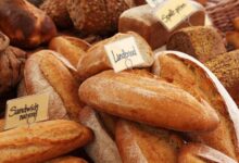 Rebanada de pan integral sobre tabla, símbolo del gluten en la alimentación