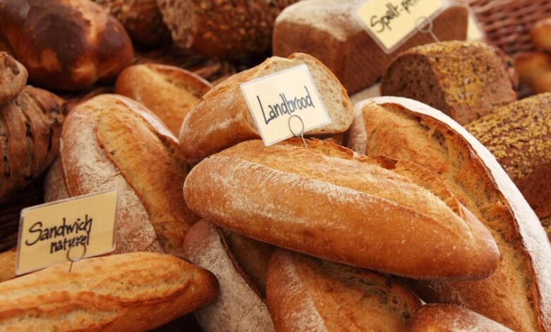 Rebanada de pan integral sobre tabla, símbolo del gluten en la alimentación