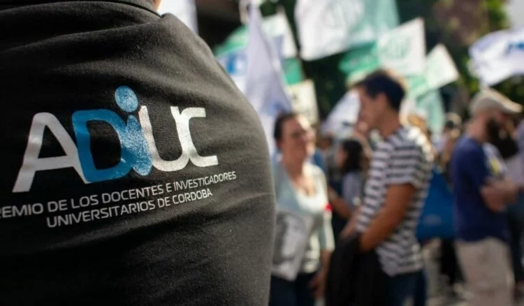Manifestación de docentes universitarios en Córdoba durante el paro