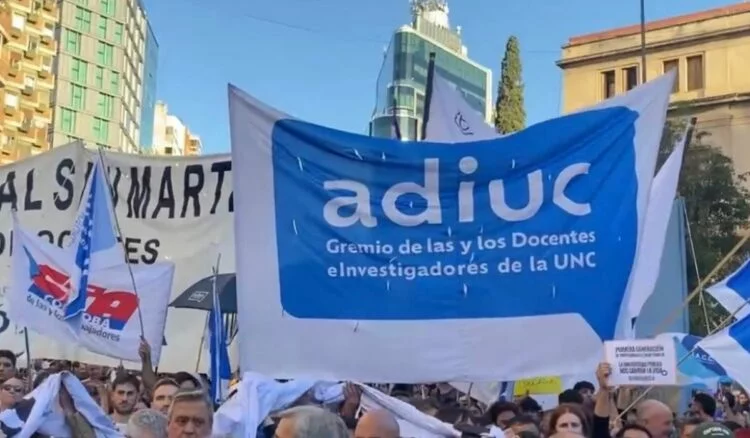 Manifestación de estudiantes y docentes universitarios en la Plaza San Martín, Córdoba