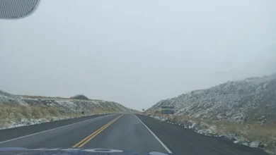 Camino de las Altas Cumbres tras la reapertura, con nieve en los bordes de la calzada