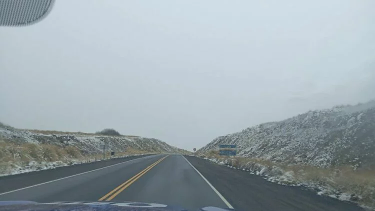 Camino de las Altas Cumbres tras la reapertura, con nieve en los bordes de la calzada