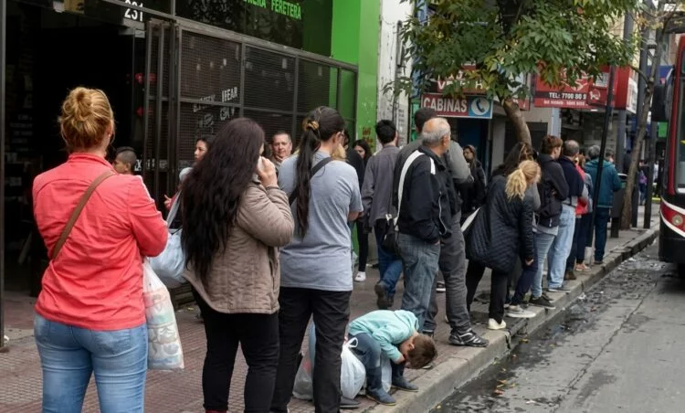 Asamblea de la UTA frente a la sede de TAMSE en Córdoba, con choferes protestando