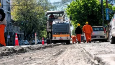 Trabajadores asfaltando la Av. Vélez Sarsfield en el centro de Córdoba