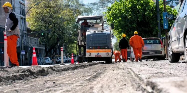 Trabajadores asfaltando la Av. Vélez Sarsfield en el centro de Córdoba