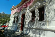 Fachada de la Casa Radical de Córdoba antes de ser pintada de blanco, con su tradicional color rosa de casi cuatro décadas