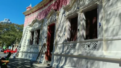 Fachada de la Casa Radical de Córdoba antes de ser pintada de blanco, con su tradicional color rosa de casi cuatro décadas