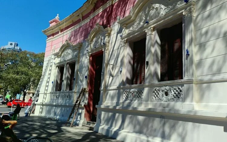 Fachada de la Casa Radical de Córdoba antes de ser pintada de blanco, con su tradicional color rosa de casi cuatro décadas