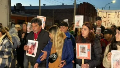 Familia de Agostina Vega reunida frente a la esquina de Juan del Campillo y Avellaneda, preparando la marcha por justicia