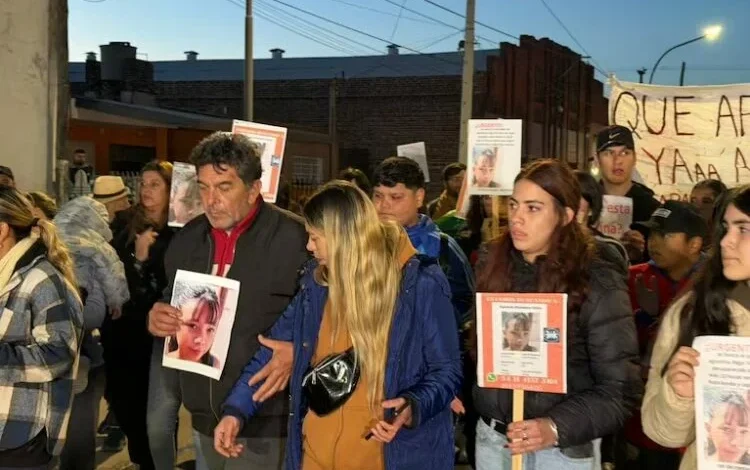 Familia de Agostina Vega reunida frente a la esquina de Juan del Campillo y Avellaneda, preparando la marcha por justicia