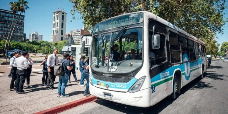 Transporte urbano esperando a hinchas frente al Estadio Mario Alberto Kempes