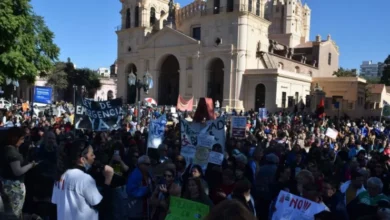 Manifestantes en Plaza San Martín, Córdoba, exigiendo la prórroga de la Emergencia en Discapacidad