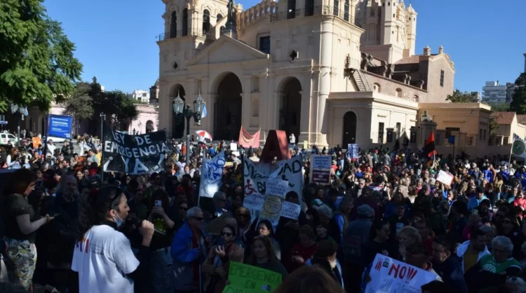 Manifestación en Plaza San Martín, Córdoba, por la prórroga de la Emergencia en Discapacidad