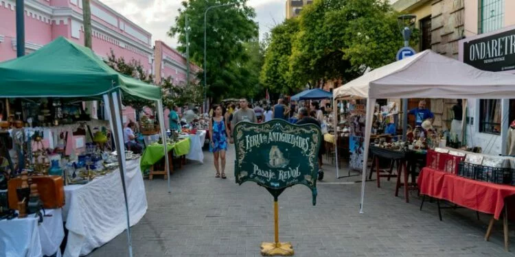 Obra del Paseo de las Artes en Güemes con maquinaria y señalización de cortes de tránsito