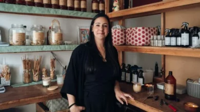 Emprendedora en su taller de velas de soja, Almacén de Velas by Usha