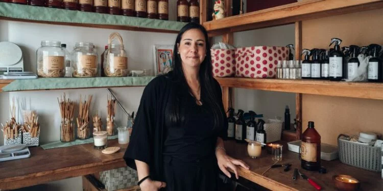 Emprendedora en su taller de velas de soja, Almacén de Velas by Usha