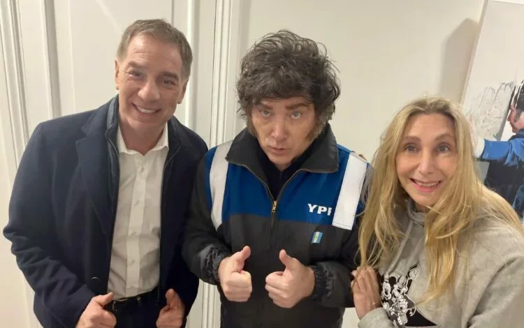 Boletas electorales y camiones de Correo Argentino en una jornada de elecciones legislativas en Argentina
