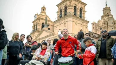 Manifestantes con pancartas por la prórroga de la ley de emergencia en discapacidad reunidos en Plaza San Martín, Córdoba