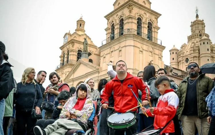 Manifestantes con pancartas por la prórroga de la ley de emergencia en discapacidad reunidos en Plaza San Martín, Córdoba