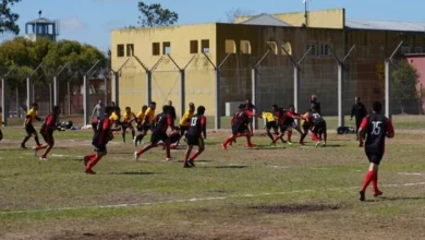 Jugadores de rugby internos compitiendo en el Complejo Carcelario de Bouwer durante el IV Encuentro