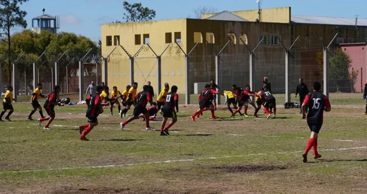 Jugadores de rugby internos compitiendo en el Complejo Carcelario de Bouwer durante el IV Encuentro