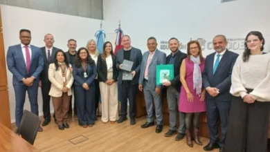 Reunión entre autoridades educativas de Córdoba y Brasil firmando acuerdos de cooperación