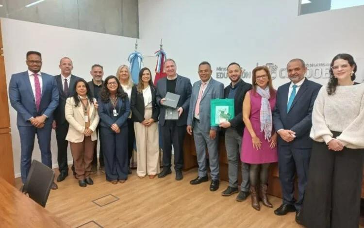 Reunión entre autoridades educativas de Córdoba y Brasil firmando acuerdos de cooperación