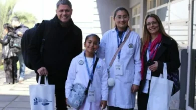 Estudiantes de la Escuela Municipal Dra. Alicia Moreau presentan esculturas recicladas del proyecto “El bosque que habla” en la Feria de Ciencias