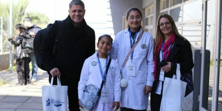 Estudiantes de la Escuela Municipal Dra. Alicia Moreau presentan esculturas recicladas del proyecto “El bosque que habla” en la Feria de Ciencias