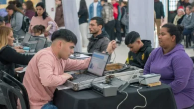 Móvil de la Municipalidad de Córdoba ofreciendo trámites de DNI y servicios sociales en el barrio Yofre H