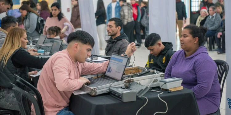 Móvil de la Municipalidad de Córdoba ofreciendo trámites de DNI y servicios sociales en el barrio Yofre H