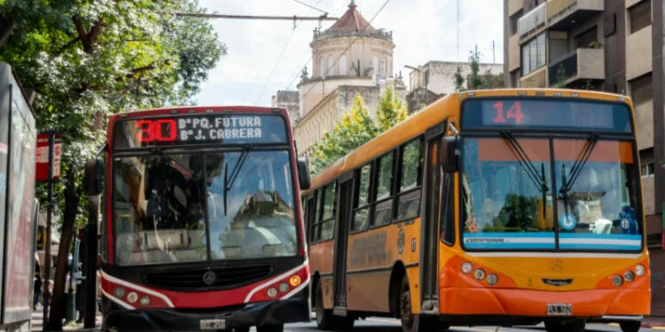 Colectivo detenido en una calle de Córdoba durante la asamblea de la UTA