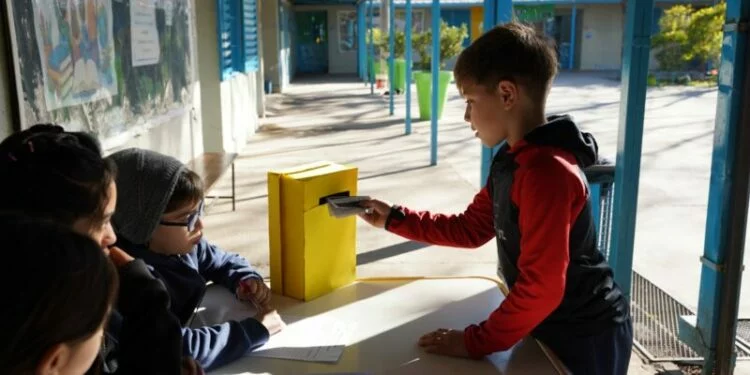 Estudiantes de escuelas municipales de Córdoba reunidos en una sesión del Parlamento Infantil