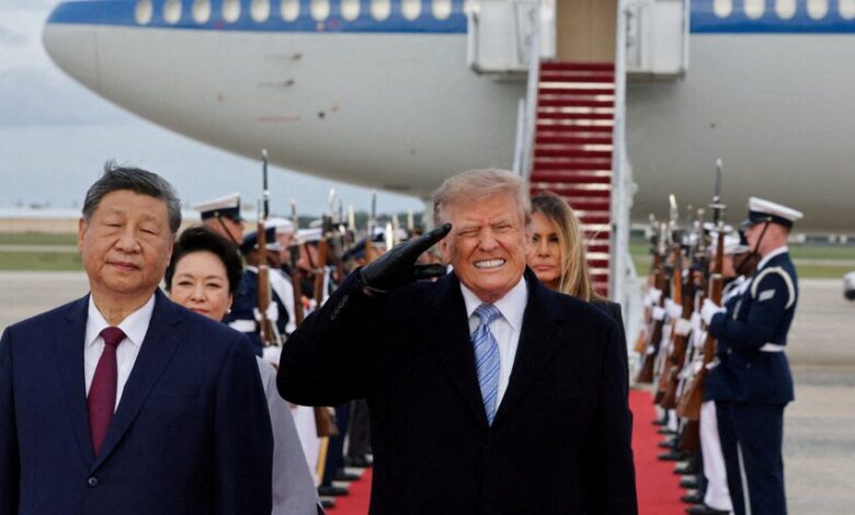 Donald Trump y Xi Jinping saludándose frente a la Casa Blanca durante la cumbre de Estado