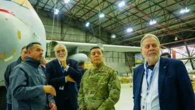 Fábrica Argentina de Aviones (FAdeA) en Córdoba durante la visita del ministro de Defensa Carlos Alberto Presti