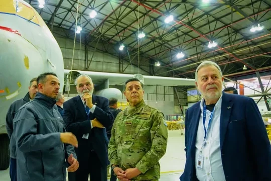 Fábrica Argentina de Aviones (FAdeA) en Córdoba durante la visita del ministro de Defensa Carlos Alberto Presti