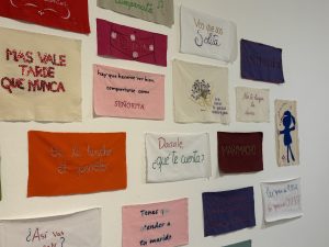 Mujeres del colectivo Bordadoras en el Museo Caraffa trabajando en una pieza de tela