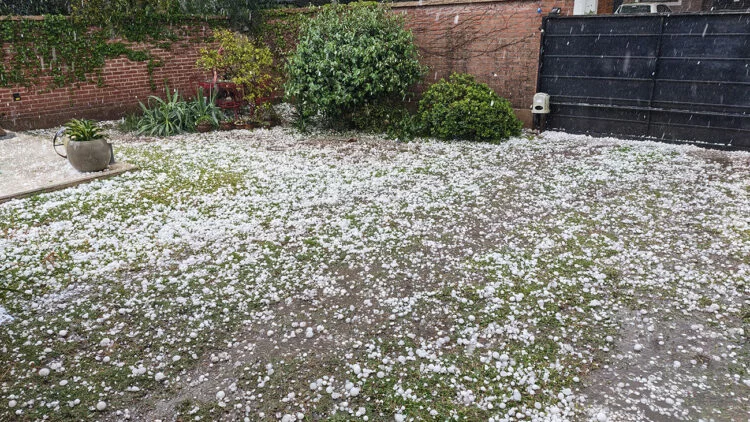 Granizo del tamaño de huevos cayendo sobre el barrio norte de Córdoba