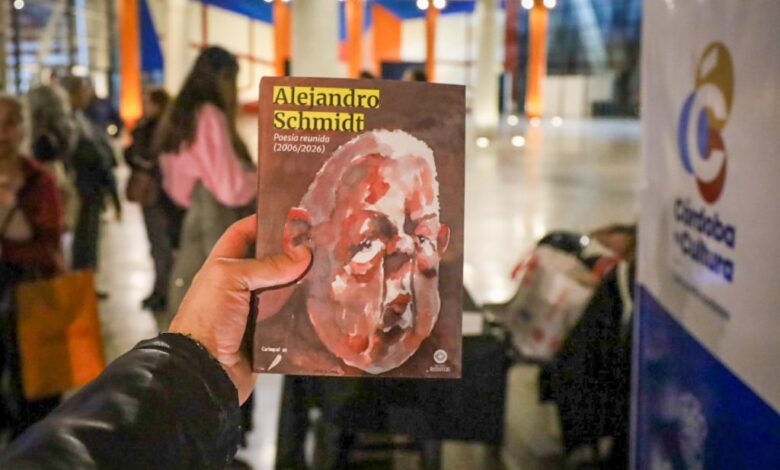 Escena del evento de Recovecos en el Centro Cultural Córdoba con músicos y autores presentes