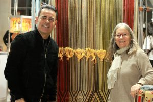 Artesanos cordobeses exhibiendo sus obras en la Feria Provincial de Artesanías Alcira López