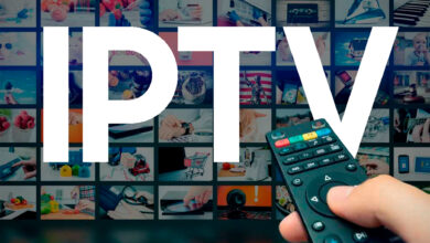 Usuario viendo fútbol en una app IPTV pirata